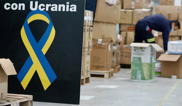 Un voluntario prepara material para llevar a cabo el envío de 400.000 kilos de mercancías solidarias hacia Ucrania, en el Centro Logístico del Hospital de Emergencias Enfermera Isabel Zendal 