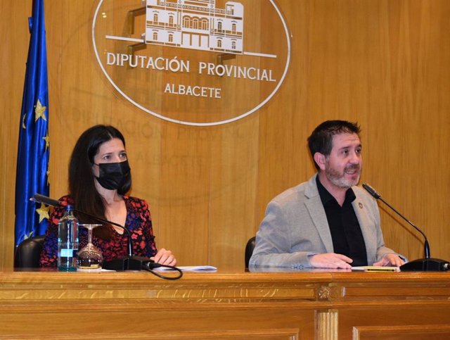 El presidente de la Diputación de Albacete, Santi Cabañero y la diputada de Turismo, Raquel Ruiz.