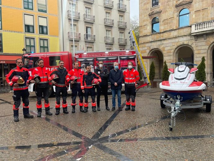 Presentación de un nuevo camión y una moto acuática para el Cuerpo de Bomberos de Gijón, en la plaza Mayor, y toma de posesión de cinco jefes de dotación