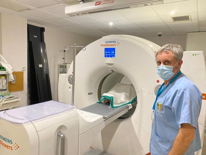 Un especialista de Medicina Nuclear muestra el PET-TAC.