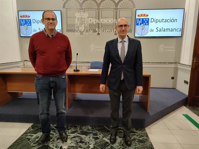 El presidente de la Diputación, Javier Iglesias (d), junto al diputado Antonio Luis Sánchez (i), en La Salina.