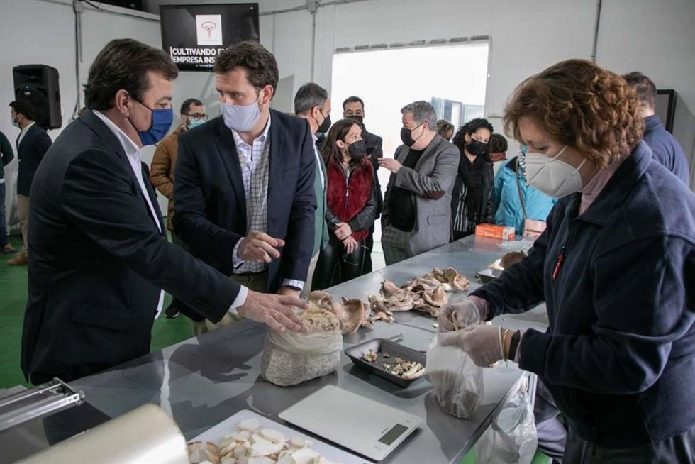 El presidente de la Junta de Extremadura, Guillermo Fernández Vara, en su visita a Cabeza la Vaca (Badajoz)
