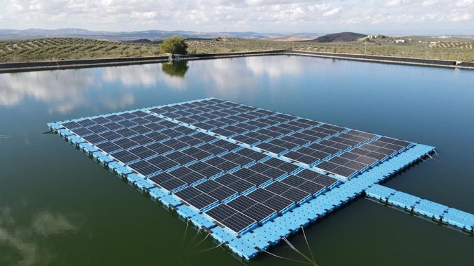 Archivo - Planta solar fotovoltaica flotante