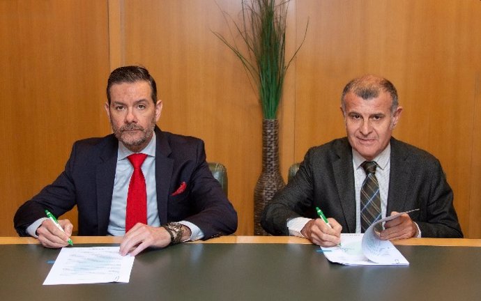 El CEO de Jumbo Tours, Ginés Martínez, y el director general Adjunto de Grupo Viajes El Corte Inglés, Miguel Ángel de la Mata.