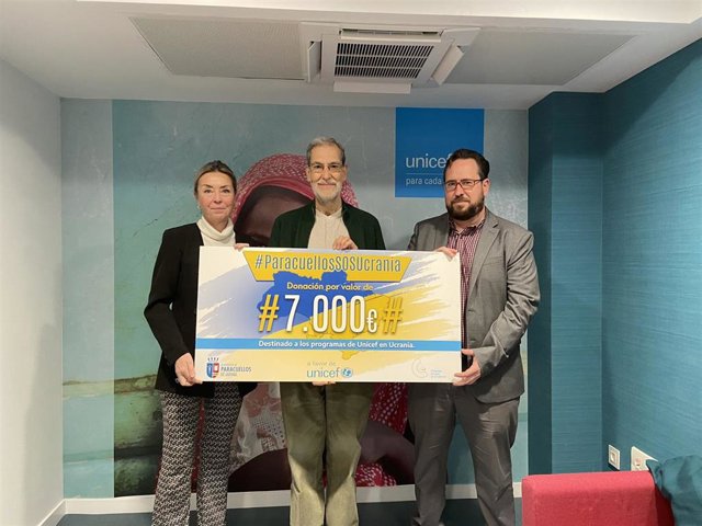 Entrega de los 7.000 euros recaudados en Paracuellos del Jarama para los ucranianos