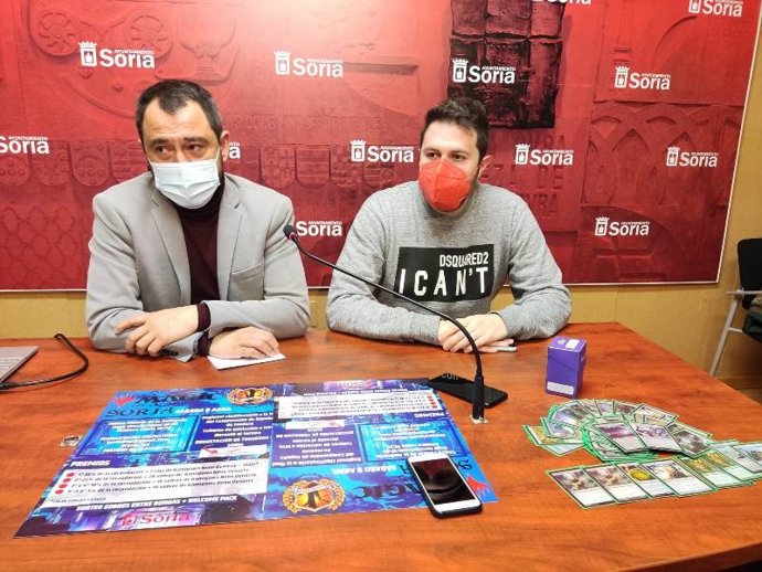 Javier Muñoz (izda) y Alfonso Blasco presentan el primer torneo de cartas Magic en Soria.