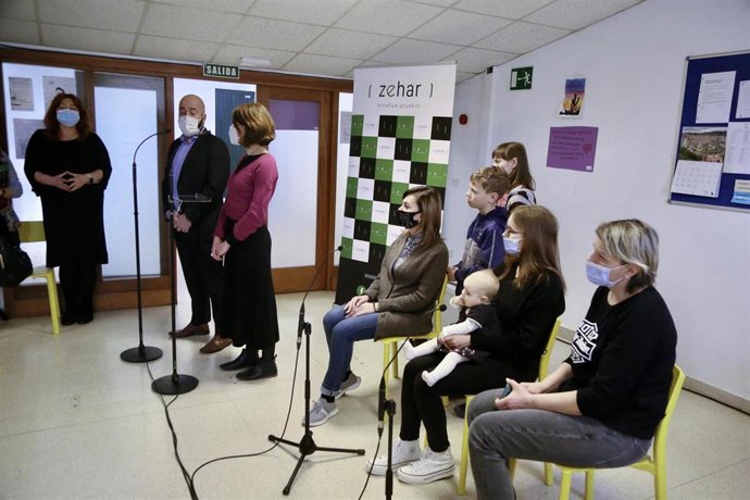 El director de Migración y Asilo del Gobierno Vasco, Xabier Legarreta y la directora de Zehar Errefuxuaruekin, Arantza Chacón, intervienen junto a las dos familias de refugiados ucranianos, que han llegado al centro Larraña Etxea de Oñati, a 9 de marzo