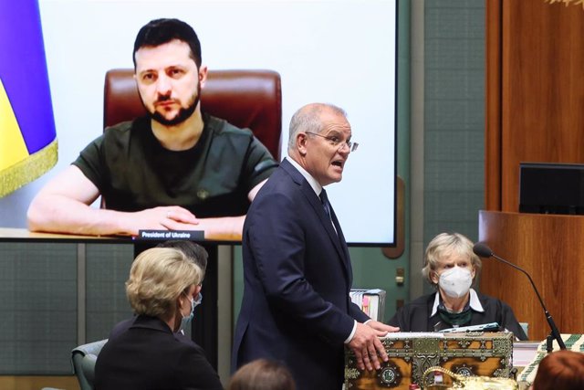 El presidente de Ucrania, Volodimir Zelenski, interviene ante el Parlamento de Australia, con el primer ministro, Scott Morrison, presente. 