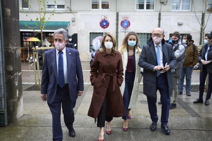 La ministra de Transportes, Raquel Sánchez, a su llegada a una reunión con el presidente de Cantabria, Miguel Ángel Revilla (1i), en el Gobierno, a 31 de marzo de 2022, en Santander, Cantabria (España). 