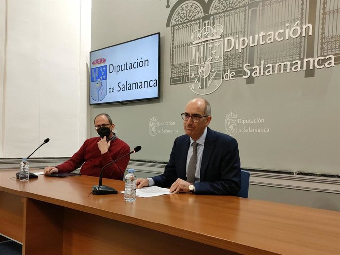 El presidente provincial del PP de Salamanca, Javier Iglesias, en rueda de prensa.