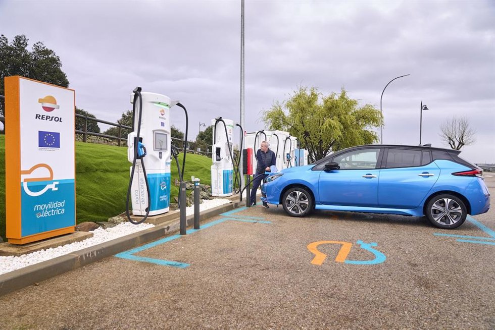 El nuevo punto de Repsol de recarga de vehículos eléctricos en Venturada (Madrid)