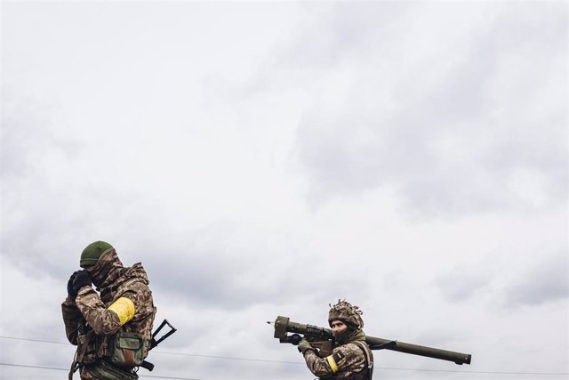 Un soldado del ejército ucraniano apunta con un misil antiaéreo.