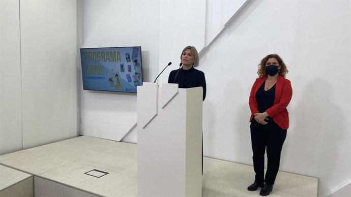 La consellera de Derechos Sociales y presidenta del Institut Mallorquí d'Afers Socials (IMAS), Sofia Alonso y MAria de los Ángeles Fernández, directora  insular de Infancia y Familia.