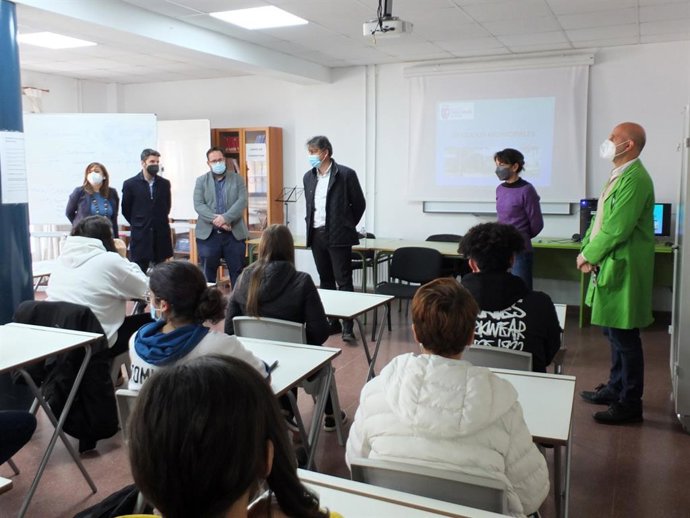 El alcalde de Paracuellos de Jarama, Jorge Alberto Campos, en el instituto Adolfo Suárez