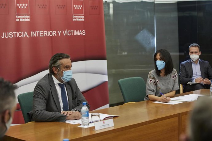 Archivo - La delegada de Gobierno en Madrid, Mercedes González (d), y el consejero de Justicia, Interior y Víctimas de la Comunidad de Madrid, Enrique López (i).