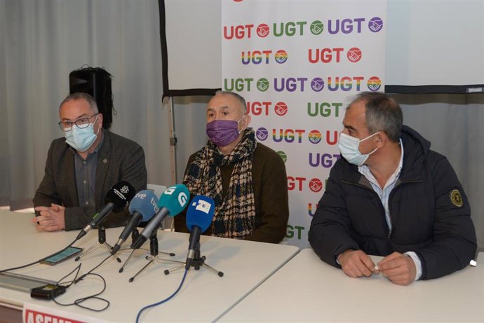 El secretario general de la Unión General de Trabajadores (UGT), Pepe Álvarez, junto al secretario xeral de UGT A Coruña, Ángel Iglesias, y al secretario xeral de UGT Galicia, José Antonio Gómez, en una rueda de prensa previa a la asamblea informativa