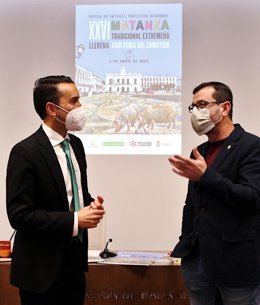 El vicepresidente primero de la Diputación de Badajoz, Ricardo Cabezas, y el concejal de Cultura, Festejos y Turismo de Llerena, Juan Carlos Jiménez, en la presentación de la Matanza Tradicional Extremeña de Llerena
