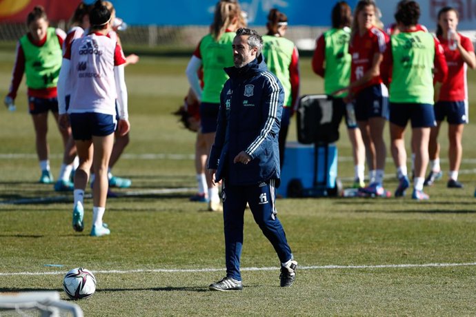 Archivo - Jorge Vilda, head coach, looks on during the women football Team of Spain training sesion, at Ciudad del Futbol on February 15, 2022, in Las Ronzas, Madrid, Spain.