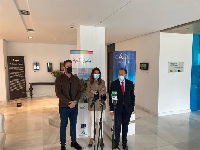 La delegada territorial de Turismo en Cádiz, María Jesús Herencia, junto al vicepresidente primero de la Diputación de Cádiz y diputado de Turismo, José María Román, y el concejal de Turismo del Ayuntamiento de Conil, David Tamaño.