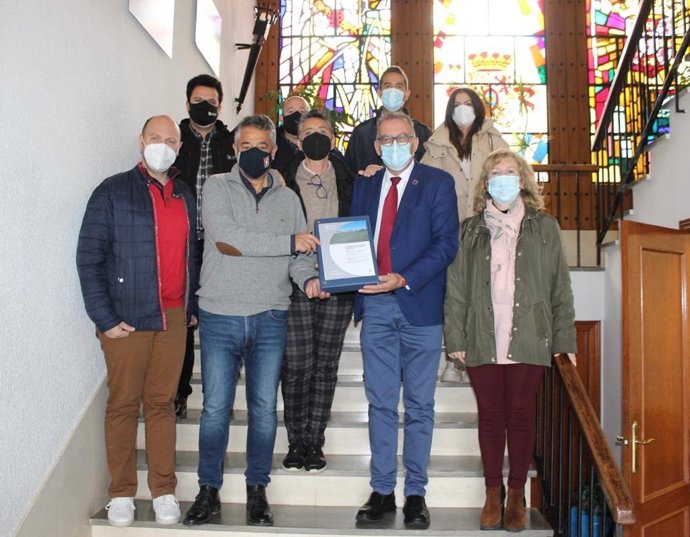 El delegado de Cohesión Territorial de la Diputación de Córdoba, Juan Díaz (segundo por la dcha.), en su visita a Hinojosa del Duque.