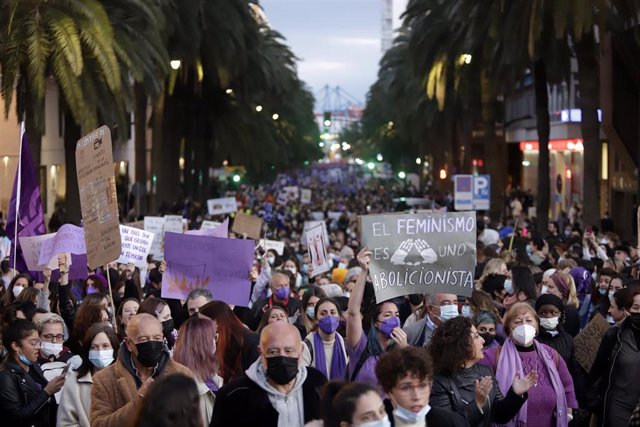 Cientos de miles de personas se lanzan a la calle en una movilización feminista por el 8M, Día Internacional de la Mujer, foto de archivo