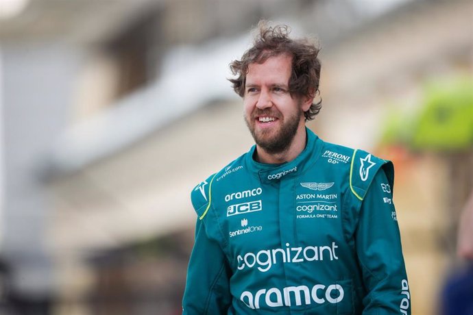 El piloto del equipo Aston Martin Sebastian Vettel durante los test de pretemporada 2022 en el circuito de Baréin.