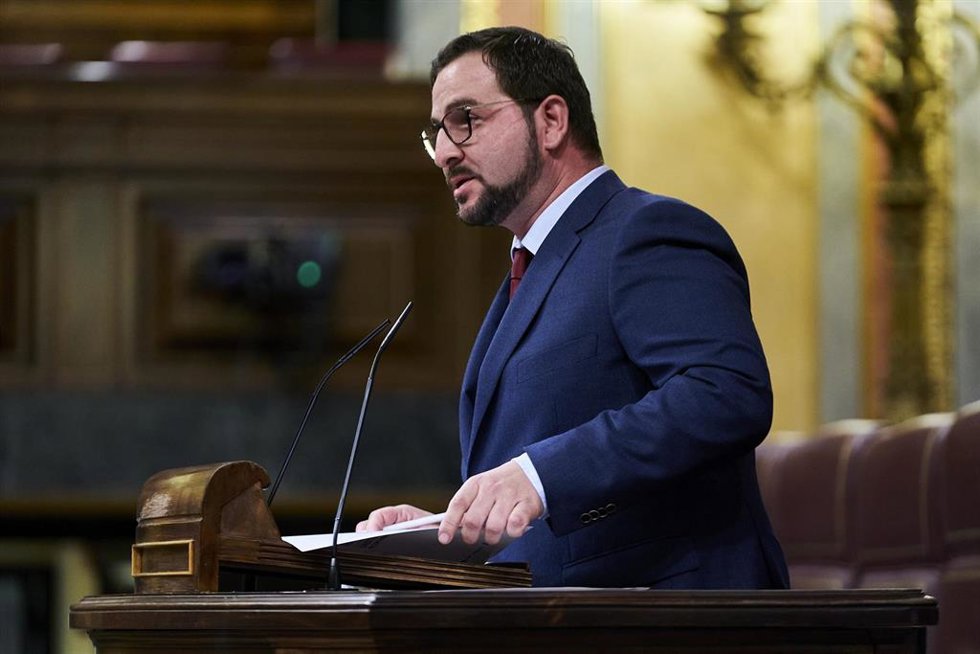 Archivo - El diputado de Unidas Podemos, Ismael Cortés, interviene en una sesión plenaria en el Congreso de los Diputados, a 21 de diciembre de 2021, en Madrid (España). 