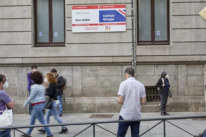 Archivo - Varias personas esperan en las puertas del Instituto San Isidro, donde van a realizar el examen de oposición de Educación Secundaria, Formación Profesional o Enseñanzas Artísticas.