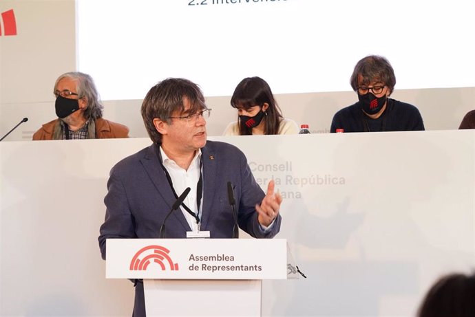 El expresidente de la Generalitat Carles Puigdemont tras ser elegido nuevo presidente del Consell per la República