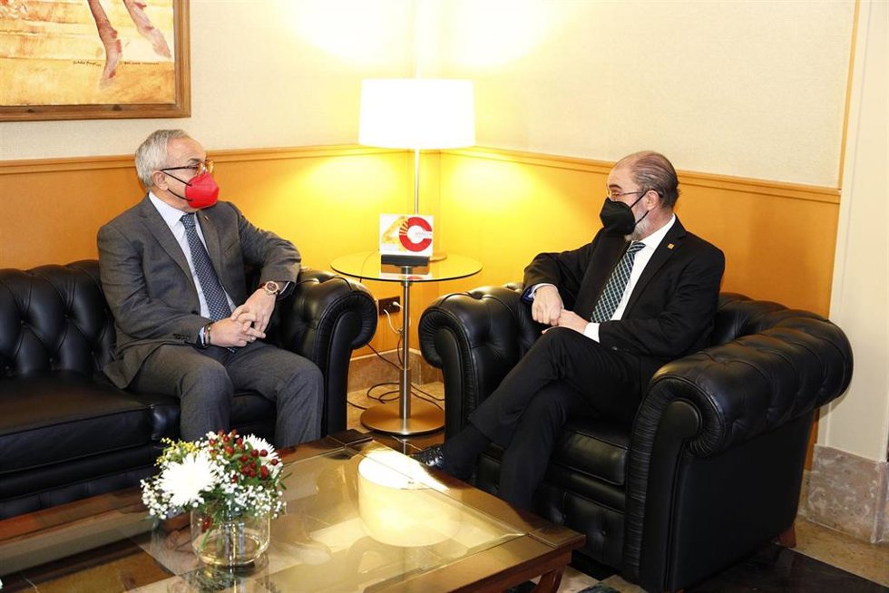 Archivo - El presidente del Gobierno de Aragón, Javier Lambán, y el presidente del COE, Alejandro Blanco.