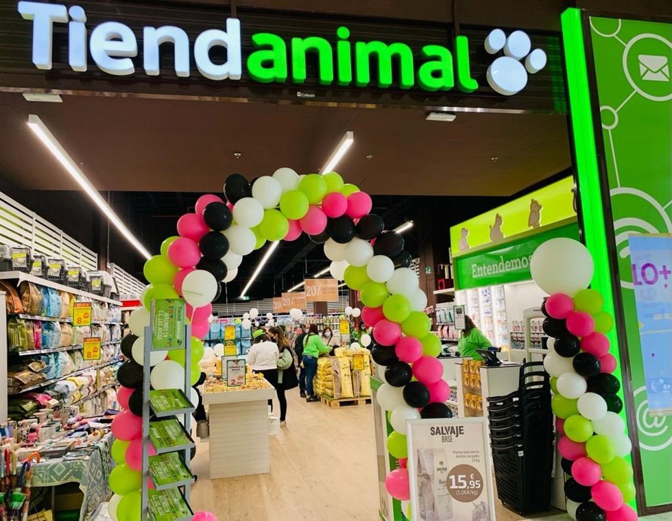 Bajo un concepto novedoso de atención, Tiendanimal albergará todo tipo de productos para perros, gatos, aves, reptiles o peces; desde alimentación, productos de higiene, juguetes y accesorios para todo el cuidado de las mascotas de la casa.