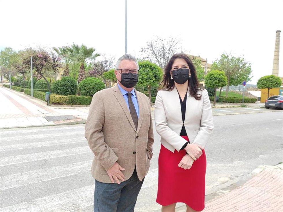 La delegada de Regeneración, Justicia y Administración Local de la Junta de Andalucía en Córdoba, Purificación Joyera, junto al alcalde de Puente Genil, Esteban Morales.