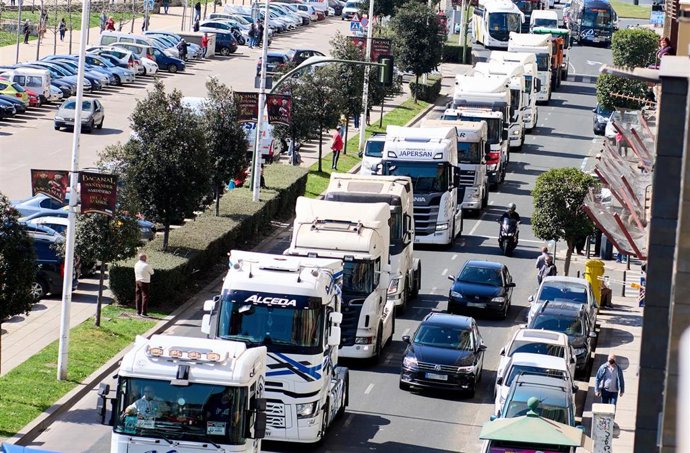 Varios camiones participan en una marcha lenta