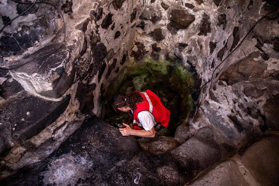 Archivo - El vulcanólogo Víctor Villasante baja hasta el pozo de el Charco Verde para tomar muestras de su agua, a 16 de febrero de 2022 en Puerto Naos, Los Llanos de Aridane, La Palma