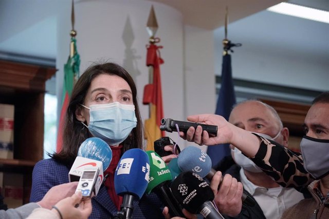 La ministra de Justicia, Pilar Llop, ofrece declaraciones a los medios, a su llegada a la entrega de las condecoraciones de la Orden de San Raimundo de Peñafort, en la Delegación del Gobierno en el País Vasco.