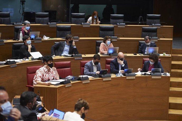 La consejera de Economía y Hacienda del Gobierno de Navarra, Elma Saiz (i), en el pleno del Parlamento de Navarra.