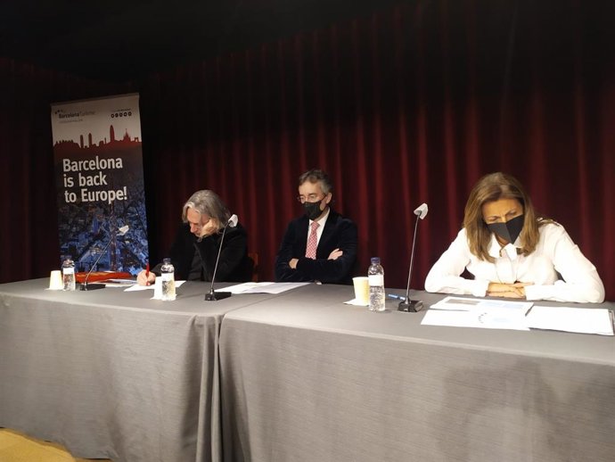 El concejal de Turismo e Industrias Creativas de Barcelona, Xavier Marcé; el presidente del Comité Ejecutivo de Turisme de Barcelona, Eduard Torres; y la directora general de Turisme de Barcelona, Marian Muro.