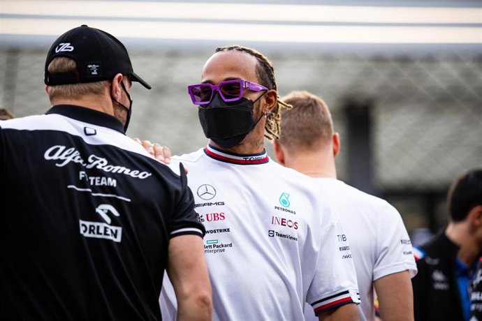 Lewis Hamilton conversa con Valtteri Bottas durante el Gran Premio de Arabia Saudí
