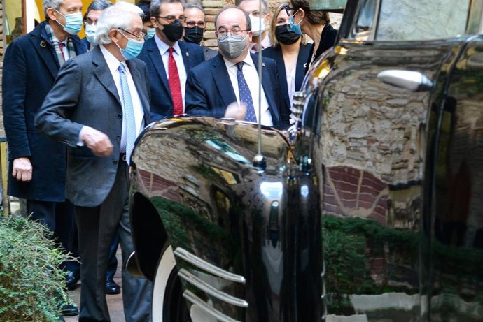 El ministro de Cultura y Deporte, Miquel Iceta (c), junto al presidente de la Fundación Dalí, Jordi Mercader i Mirósu (1i), a la llegada a su visita a la Fundación Dalí, a 31 de marzo de 2022, en Figueres, Girona, Catalunya, (España)