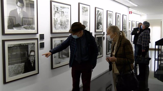 La presidenta de la Fundación Francisco Umbral y viuda del escritor, la fotógrafa María España Suárez, visita la exposición 'Umbral, libro a libro' en la Sala de Exposiciones del Teatro Zorrilla.