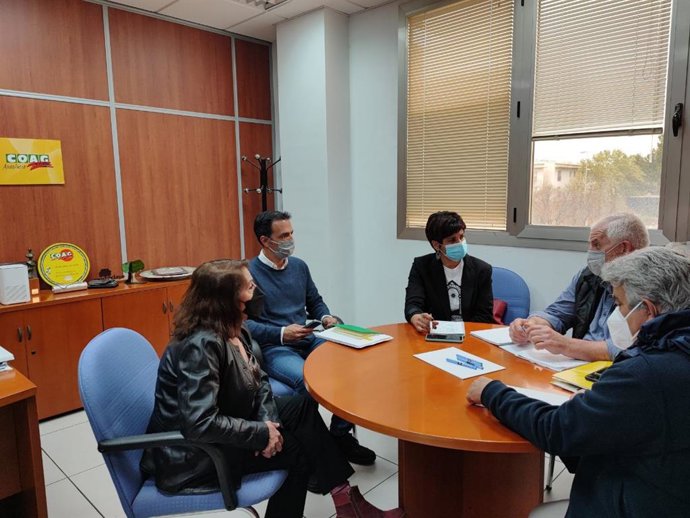 Imagen del encuentro de la portavoz de Adelante Andalucía y diputada autonómica, Teresa Rodríguez, este jueves en su encuentro con COAG.