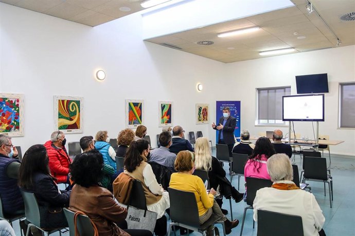 Reunión entre el Ayuntamiento de Alcalá de Gudaíra y los vecinos de la zona este y sur de la ciudad para explicar el plan de tráfico de La Mina.