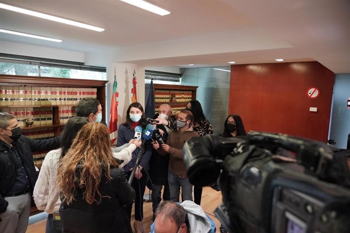La ministra de Justicia, Pilar Llop, ofrece declaraciones a los medios, a su llegada a la entrega de las condecoraciones de la Orden de San Raimundo de Peñafort, en la Delegación del Gobierno en el País Vasco, a 31 de marzo de 2022, en Vitoria