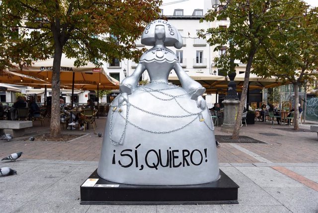 Archivo - Una menina ubicada la Plaza de Santa Ana.