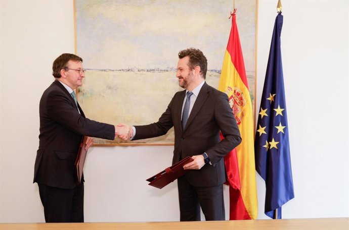 El presidente del  Consejo General del Notariado, José Ángel Martínez Sanchiz, y el presidente de la CNMV, Rodrigo Buenaventura.