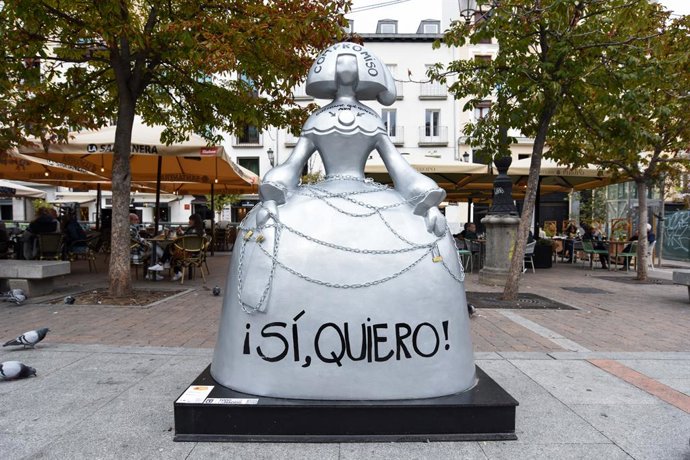 Archivo - Una menina ubicada la Plaza de Santa Ana, a 2 de noviembre de 2021, en Madrid, (España). Las icónicas meninas que Velázquez retrató salen a las calles de la capital tras los peores momentos de la pandemia en lo que será la cuarta 'Meninas Madr
