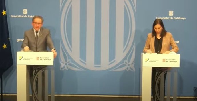 El conseller de Economía y Hacienda de la Generalitat, Jaume Giró, y la directora general de Análisis y Prospectiva Económica, Marta Curto, este jueves en rueda de prensa