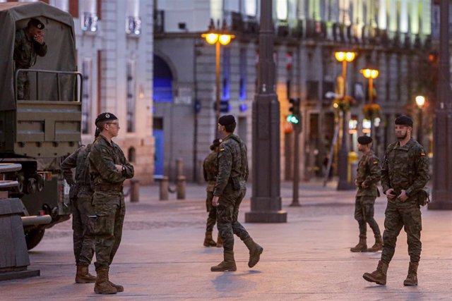 Archivo - Soldados del ejército español desplegados en la Puerta del Sol de Madrid el 17 de marzo de 2020.