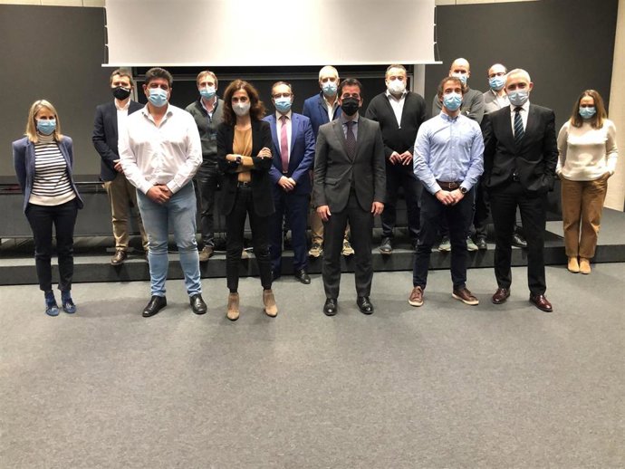 El consejero Irujo (centro) con las y los representantes del Gobierno de Navarra y papeleras navarras que han participado en la reunión.