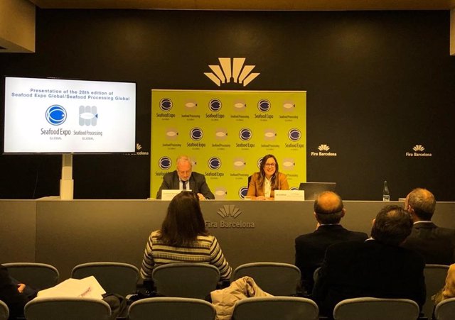 El director general de Fira de Barcelona, Constantí Serrallonga, y la vicepresidenta del Grupo Diversified Communications, Lyz Plizga, en rueda de prensa para explicar los detalles de la 28 edición de la Seafood Expo Global / Seafood Processing Global.